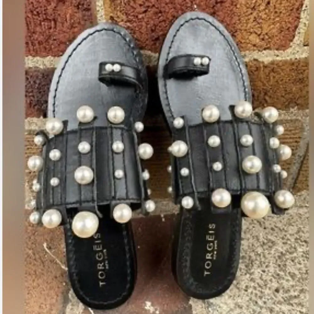 Torgeis Black Leather Flat Toe Ring Pearl Sandals 6.5